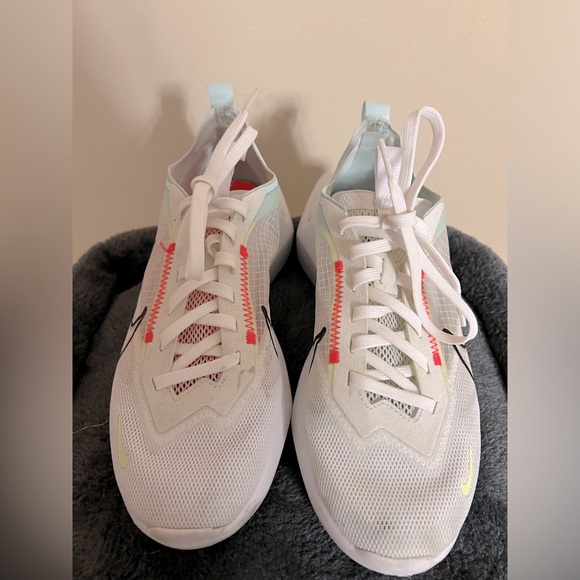 Nike - Picture 1 of 8